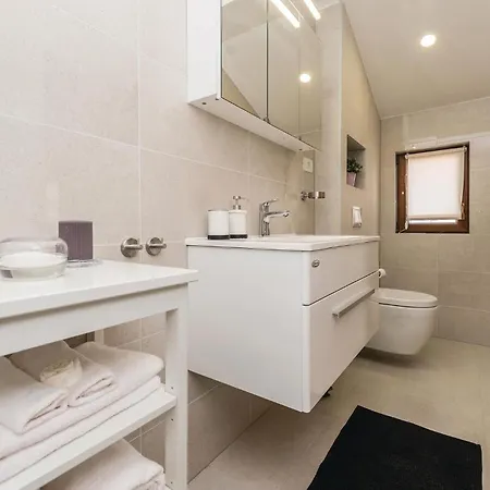 Awesome In With Sauna Casa vacanze Donji Zemunik