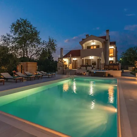 Casa vacanze Awesome In With Sauna Donji Zemunik
